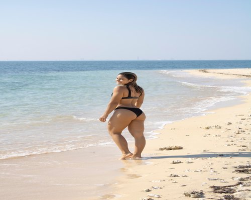 Persona estirando suavemente por la mañana en su casa