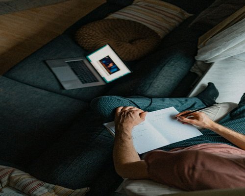 Persona trabajando en notebook desde su casa