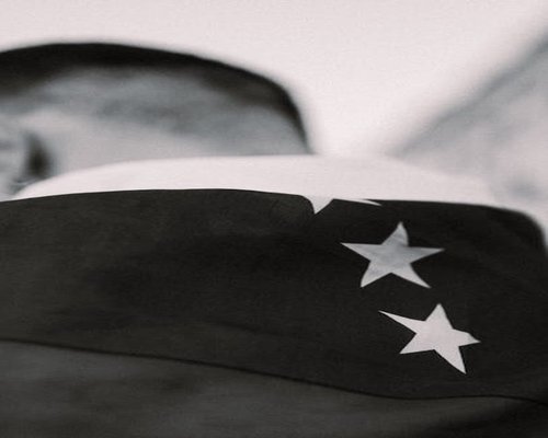 Grupo de personas charlando y caminando relajadas