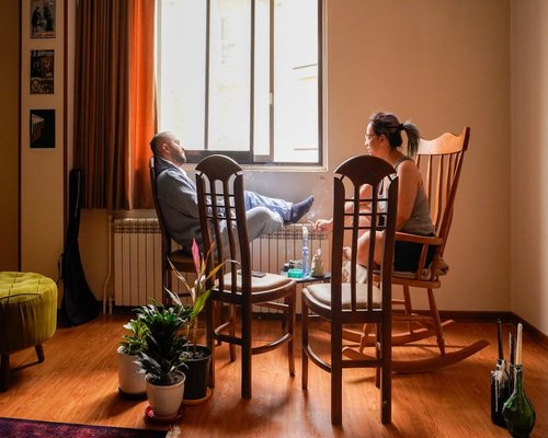 Tomando mate en casa relajadamente